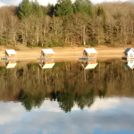 Les Chalets Flottants Des Planquettes * Saint-Etienne-Cantales