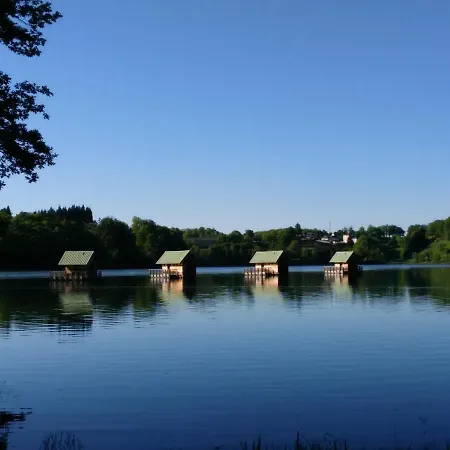 Les Chalets Flottants Des Planquettes Saint-Etienne-Cantales